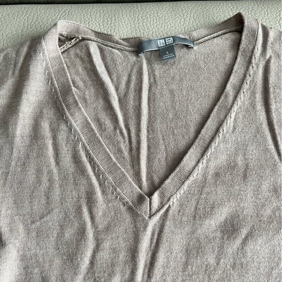 NWOT - Uniqlo Women’s 100% Wool V Neck Fine Knit Sweater - Size L - Picture 3 of 6